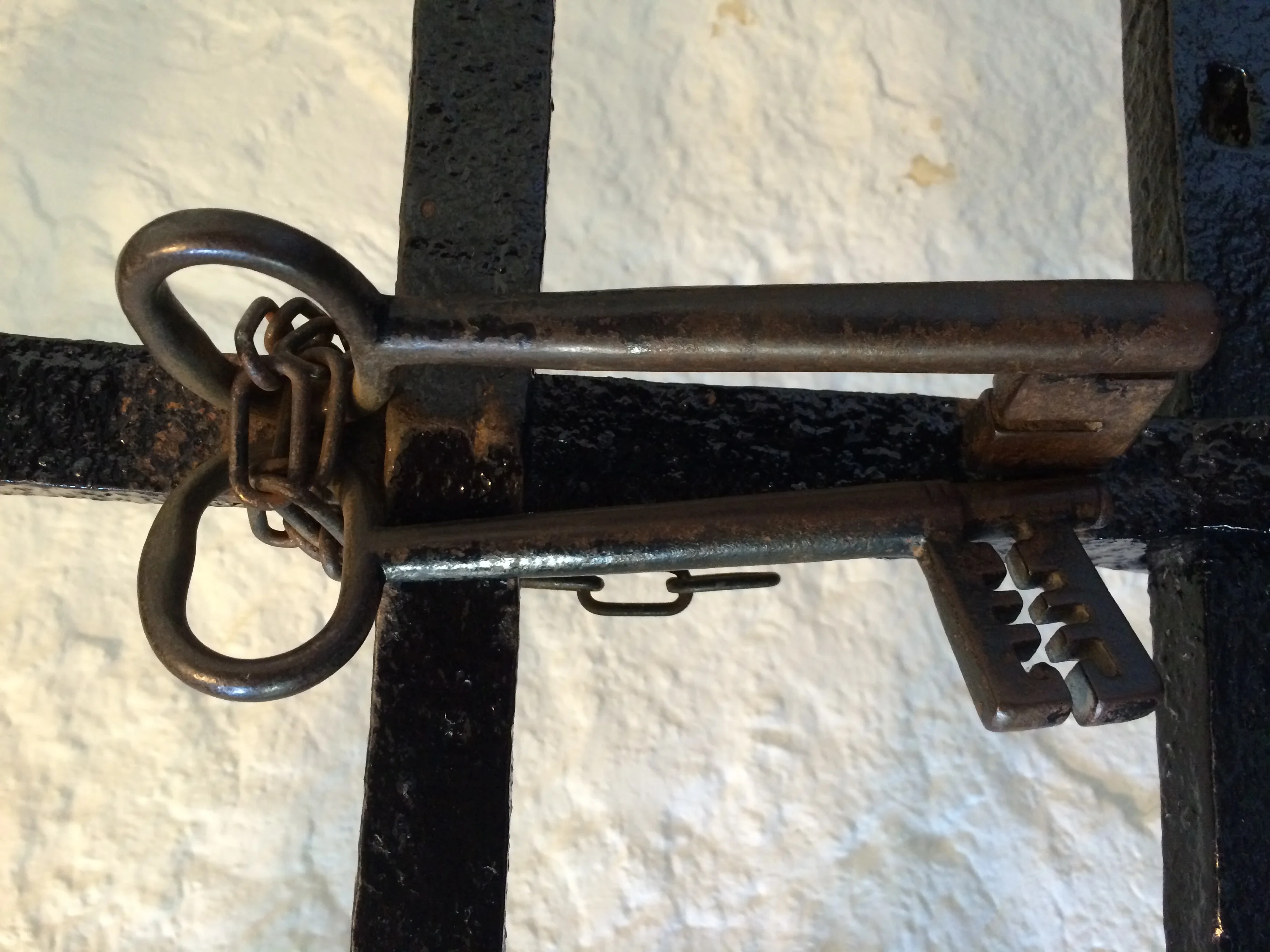 SCP-004 녹슨 철제 열쇠들 - 무겁고 오래된 철제 열쇠가 문에 걸려 있는 모습