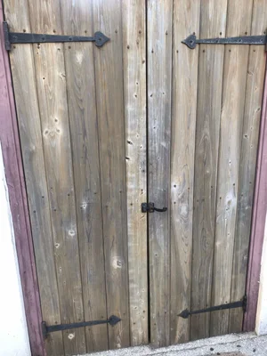 SCP-004 낡은 나무 헛간 문 - 버려진 공장 입구에 설치된 풍화된 목재 문