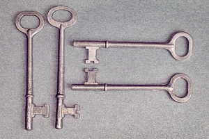 SCP-005 만능 열쇠 - 파란 배경 위에 놓인 골동품 스켈레톤 키 네 개