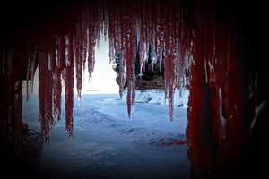 SCP-009 붉은 얼음 - 회수 전 현장에서 발견된 붉은색 얼음 형태의 물질