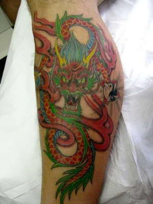 SCP-021 피부 용 - D-124 피험자의 피부 위에서 관찰된 동양식 용 문신 형태의 기생 생물