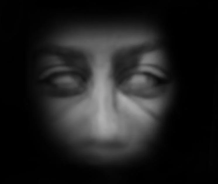 SCP-087-1 얼굴 없는 존재 - 눈동자, 콧구멍, 입이 없는 얼굴이 어둠 속에서 포착된 영상 캡처