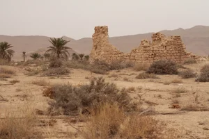 SCP-2756-A 사막 마을 - 황폐한 사막 지역에 버려진 건물의 모습